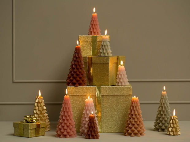 Rustieke kerstboomkaarsen in mooie natuurlijke warme tinten 