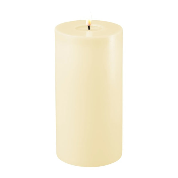 Witte ledkaarsen van Deluxe home art voor een real flame effect op een brandveilige manier, zelfs het kaarsvet rond de vlam is heeft een gesmolten effect..