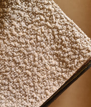 Ronde fauteuil beige met rugkussens van het merk Eleonora in boucléstof