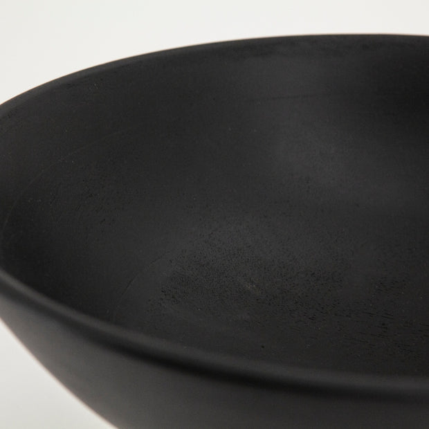 Zwarte houten schaal op voet om als fruitschaal te gebruiken of op je eettafel in te zetten. Met grote vierkante poot en ronde schaal in bruin mangohout 