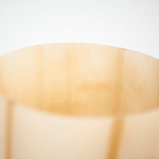 Beige windlicht met speelse lijnen in een iets donkere kleur voor een prachtig effect met kaarslicht in