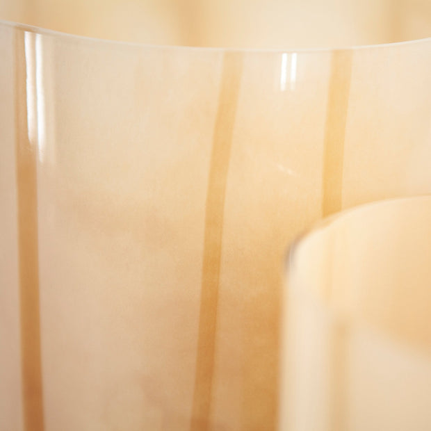 Beige windlicht met speelse lijnen in een iets donkere kleur voor een prachtig effect met kaarslicht in