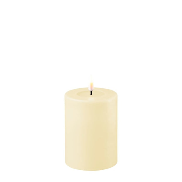 Witte ledkaarsen van Deluxe home art voor een real flame effect op een brandveilige manier, zelfs het kaarsvet rond de vlam is heeft een gesmolten effect...