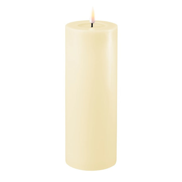 Witte ledkaarsen van Deluxe home art voor een real flame effect op een brandveilige manier, zelfs het kaarsvet rond de vlam is heeft een gesmolten effect..