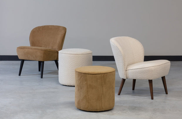 ronde hoge poef in écru teddystof is van het merk Be Pure Home van Vtwonen. Deze collectie vind je terug bij De Houten Kruik, interieurwinkel  en online webshop van twee zussen uit Knokke-Heist 