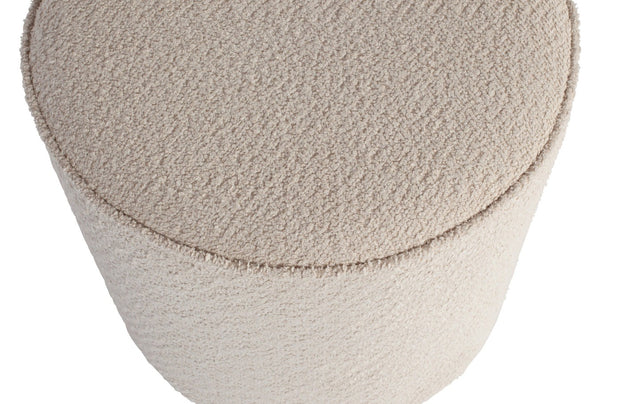 ronde hoge poef in écru teddystof is van het merk Be Pure Home van Vtwonen. Deze collectie vind je terug bij De Houten Kruik, interieurwinkel  en online webshop van twee zussen uit Knokke-Heist 