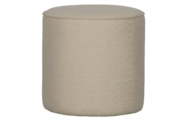 ronde hoge poef in écru teddystof is van het merk Be Pure Home van Vtwonen. Deze collectie vind je terug bij De Houten Kruik, interieurwinkel  en online webshop van twee zussen uit Knokke-Heist 