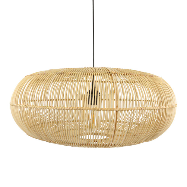 Lage ronde rotan hanglamp in een naturelle kleur perfect geschikt voor een lager plafond.