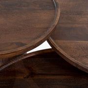 Ronde salontafel Ron in een mooie donkerbruine kleur. Het mangohout werd mat geschilderd. Verder heeft deze salontafel een iconische houten poot en mooi rond blad met boordje.