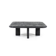 Vierkante zwarte houten salontafel met afgeronde  hoeken en platte poten 
