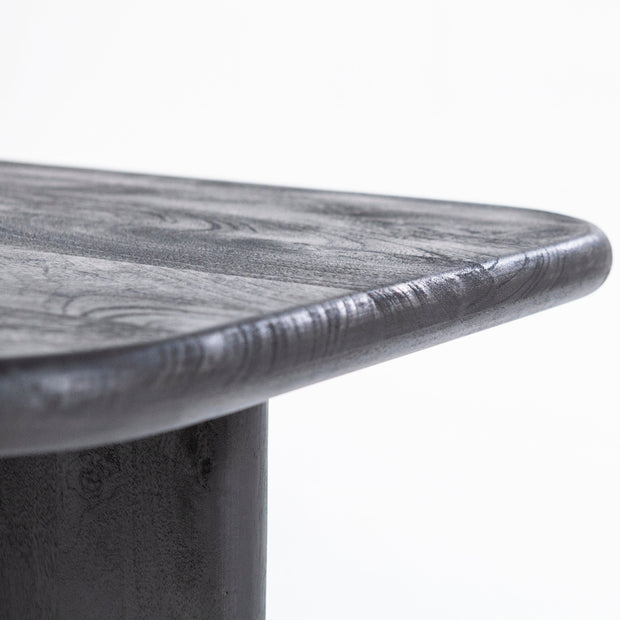 Zwarte houten rechthoekige salontafel met afgeronde hoeken en platte poten 