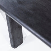 Zwarte eettafel met drie poten en afgeronde hoeken in mangohout wat typeert voor zijn zichtbare planken. Eettafel Flynn 160 cm van het  merk Eleonora