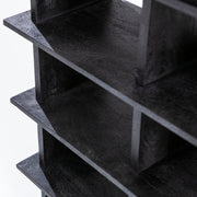 Open zwarte houten kast 