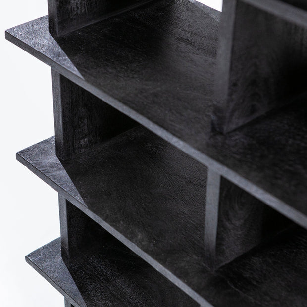 Open zwarte houten kast 