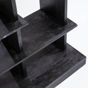 Open zwarte houten kast 