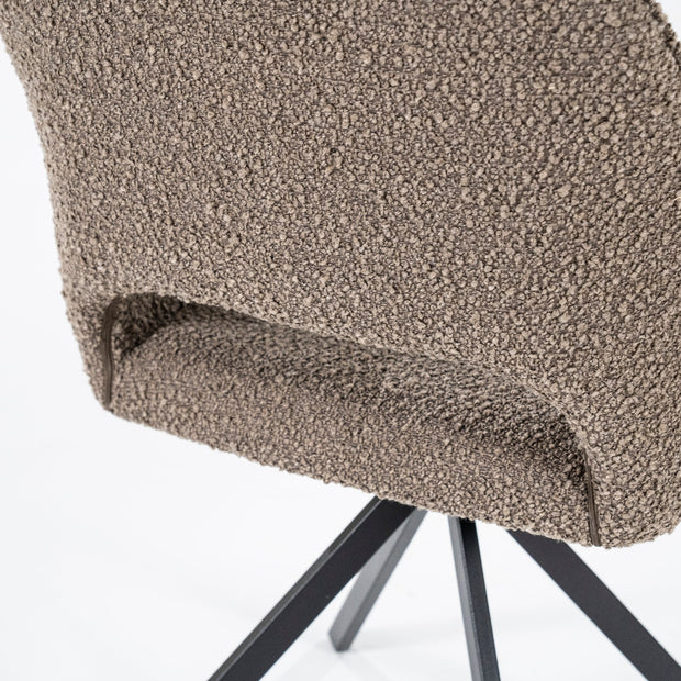 Groene draaistoel in boucléstof met open rug en zwarte trapeziumpoten voor een knusse look aan je eettafel