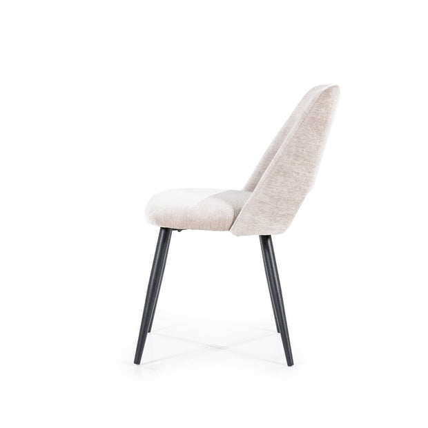 Elegante kamerstoelen Esmee van het merk <Eleonora in een beige zachte fluweelachtige stoel, zwarte stalen poten, hoge rugleuning en opening onderaan de rug. Afgeronde vormen voor een organische look