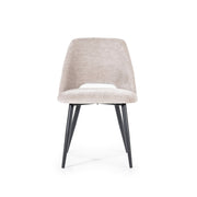 Elegante kamerstoelen Esmee van het merk <Eleonora in een beige zachte fluweelachtige stoel, zwarte stalen poten, hoge rugleuning en opening onderaan de rug. Afgeronde vormen voor een organische look