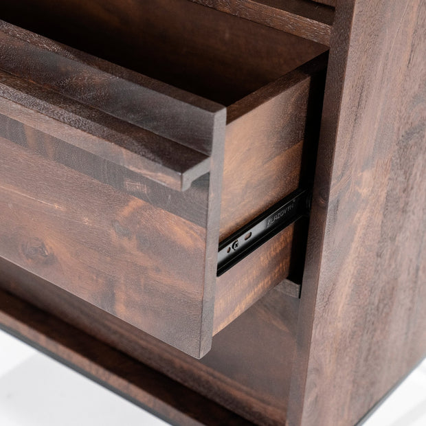 Hoge houten kabinet kast Jimmy in een donkerbruine kleurmet twee deuren en twee laden als ideale opberger in de keuken voor glazen en drank of in de woonkamer voor extra opbergruimte