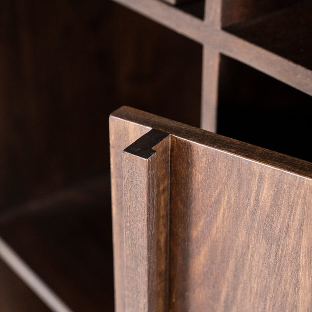Houten kabinet kast Jimmy van het merk Eleonora in een mooie donkerbruine kleur met kasten voor opbergruimte en open vakken om te decoreren