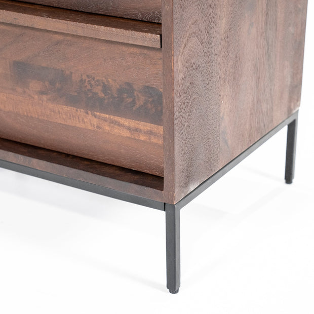 Houten kabinet kast Jimmy van het merk Eleonora in een mooie donkerbruine kleur met kasten voor opbergruimte en open vakken om te decoreren