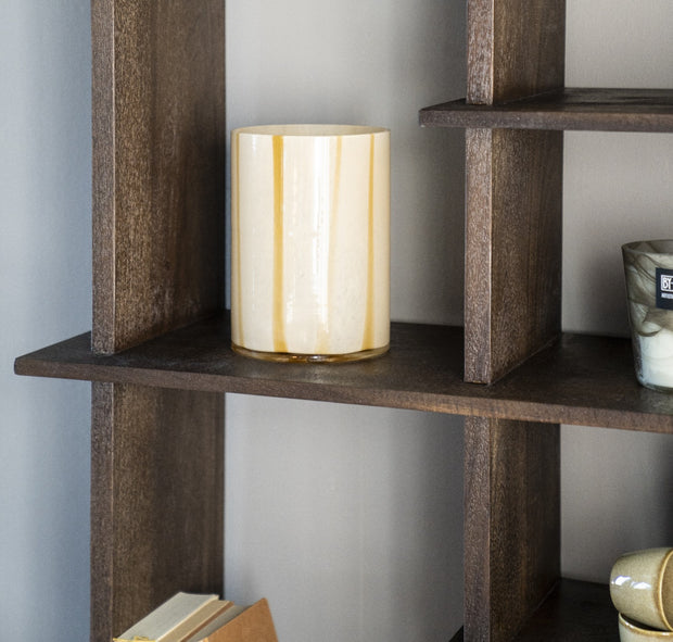 Beige windlicht met speelse lijnen in een iets donkere kleur voor een prachtig effect met kaarslicht in