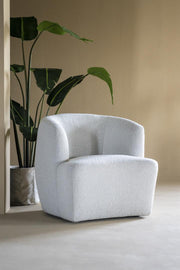 Ecru fauteuil met afgeronde vormen in een zachte boucléstof voor een knusse look en optimaal comfort