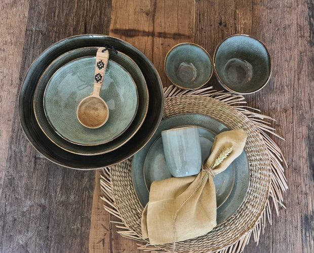 Handgemaakt groen keramisch ontbijtbord