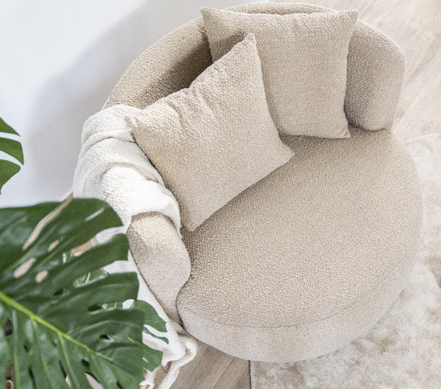 Ronde fauteuil beige met rugkussens van het merk Eleonora in boucléstof