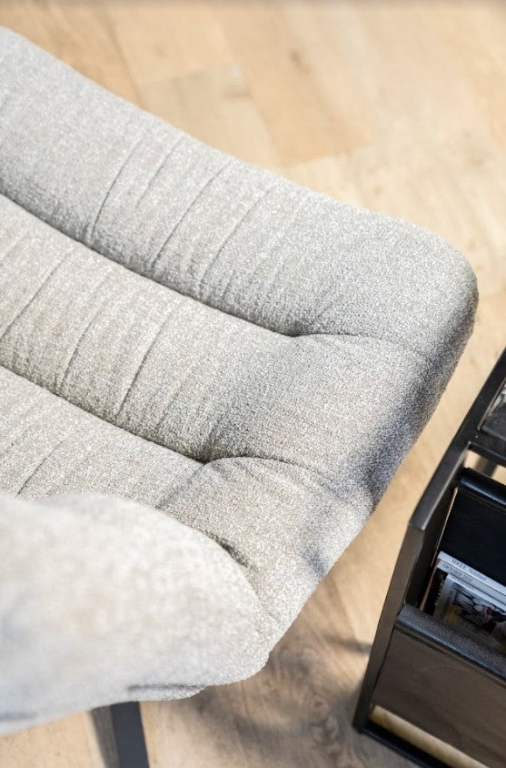 Lichtgrijze draaifauteuil zonder armleuningen in een dikke comfortabele boucléstof. Fauteuil Danica is van het merk Eleonora, verkrijgbaar bij De Houten Kruik,