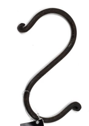 Een vleeshaak in de vorm van een S om makkelijk aan een ijzeren bar te hangen als kaptok of als plantenhanger