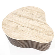 Bruine houten salontafel in organische vorm met travertin ecru blad 