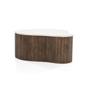 Bruine houten salontafel in organische vorm met travertin ecru blad 