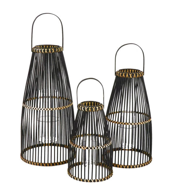 Zwarte lantaarn gemaakt van rotan om kaarsen in te branden die mooi door het windlicht schijnen