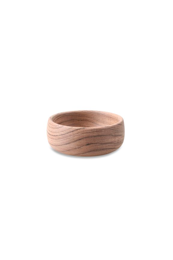 Houten bowls die ingeolied werden om voeding in te presenteren