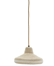 Naturelle hanglamp met okerkleurige kabel voor een natuurlijke woonstijl
