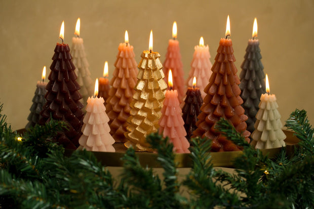 Rustieke kerstboomkaarsen in mooie natuurlijke warme tinten 