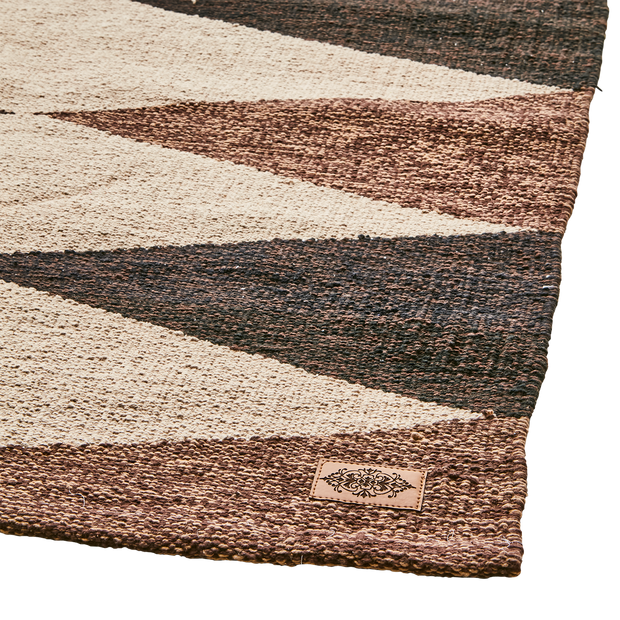 Etnisch tapijt met motieven en mooie aardetinten