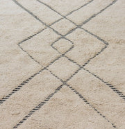 Wollen tapijt met zwarte lijnen en franjes aan het uiteinde