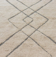 Wollen tapijt met zwarte lijnen en franjes aan het uiteinde